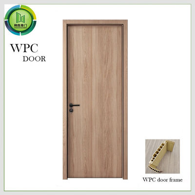 Un bon prix. Conception en bois de panneau WPC de portes résidentielles composées de PVC HDF en ligne