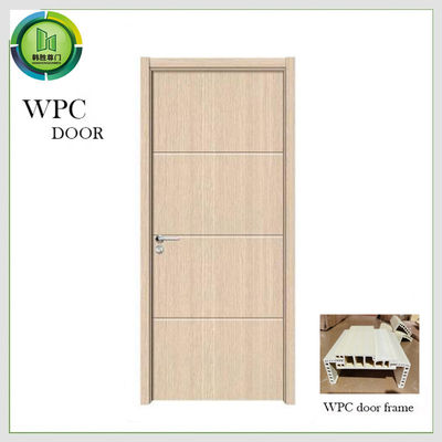 Un bon prix. La peau en bois de PVC de porte de la preuve WPC de termite a fini l'utilisation ignifuge de chambre à coucher en ligne