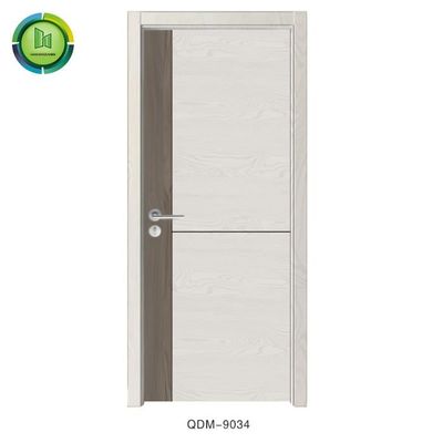 Un bon prix. La porte solide résistante à hautes températures de WPC, CE a certifié les portes en bois adaptées aux besoins du client en ligne