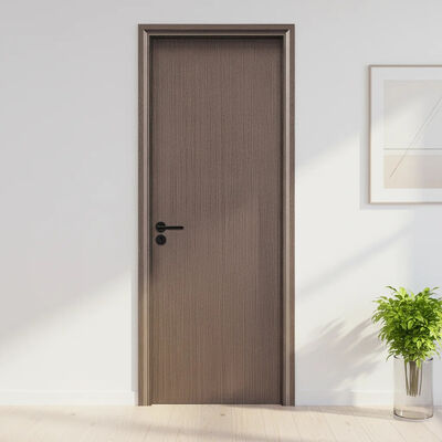 Le design moderne et élégant de la porte creuse en composite bois-plastique (WPC) s'harmonise avec divers styles d'intérieur